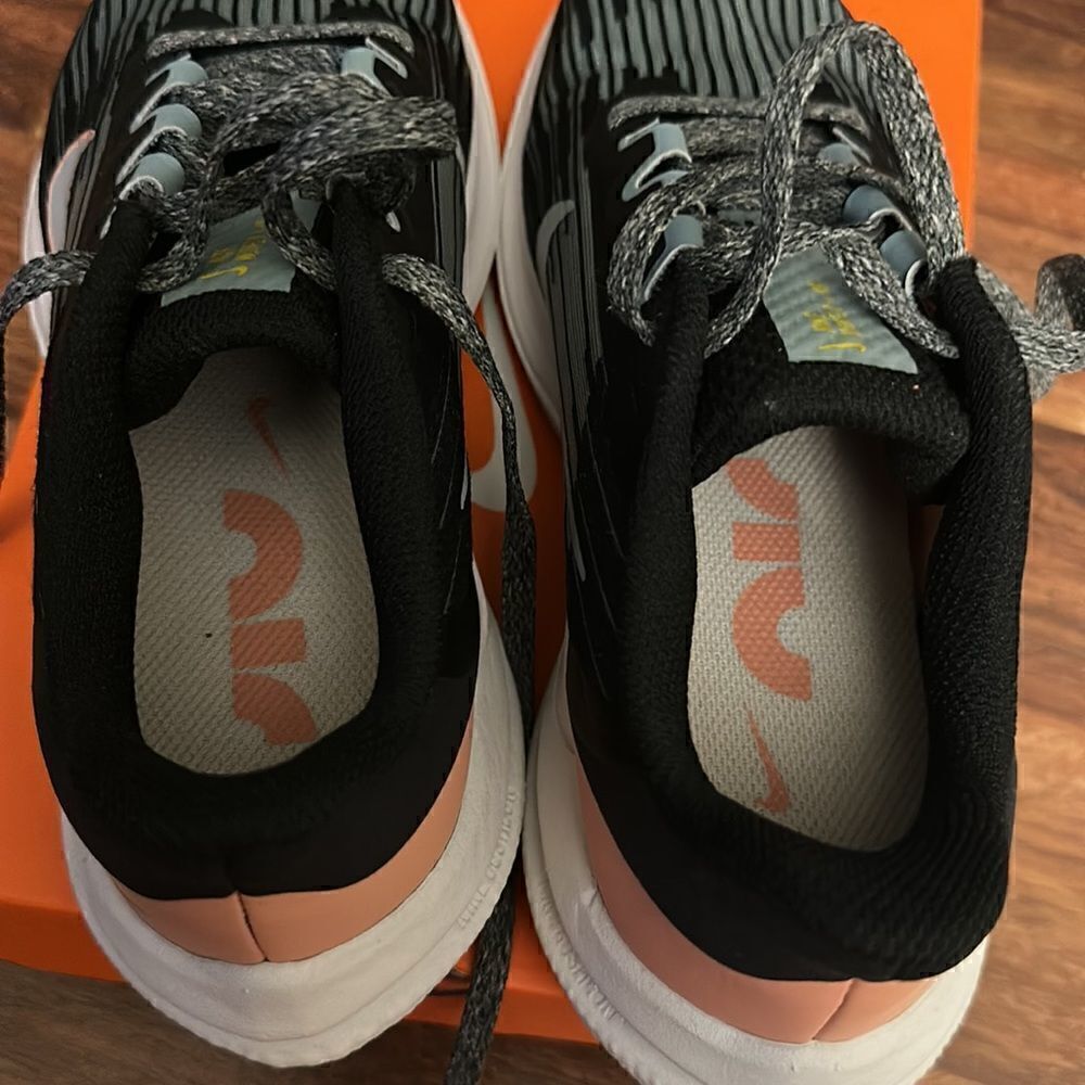 Nike shoes size 5 - Picture 3 of 4